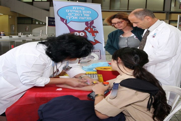​בתמונה: פרופ' משנה קליני אדוארדו שחר 
וצוות מכון האיידס ברמב"ם בפעילות להעלאת מודעות לנושא.    
צילום: פיוטר פליטר.  
צילום: פיוטר פליטר.

צילום: פיוטר פליטר. 
צילום: נתנאל אייזיק, דוברות רמב"ם. 

של קורס הטראומה הבינלאומי
צילום: פיוטר פליטר.
